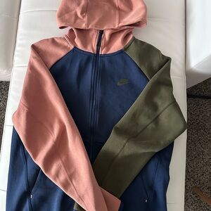 Nike tech fleece men’s medium Two-Tone Hoodie in Peach and Navy